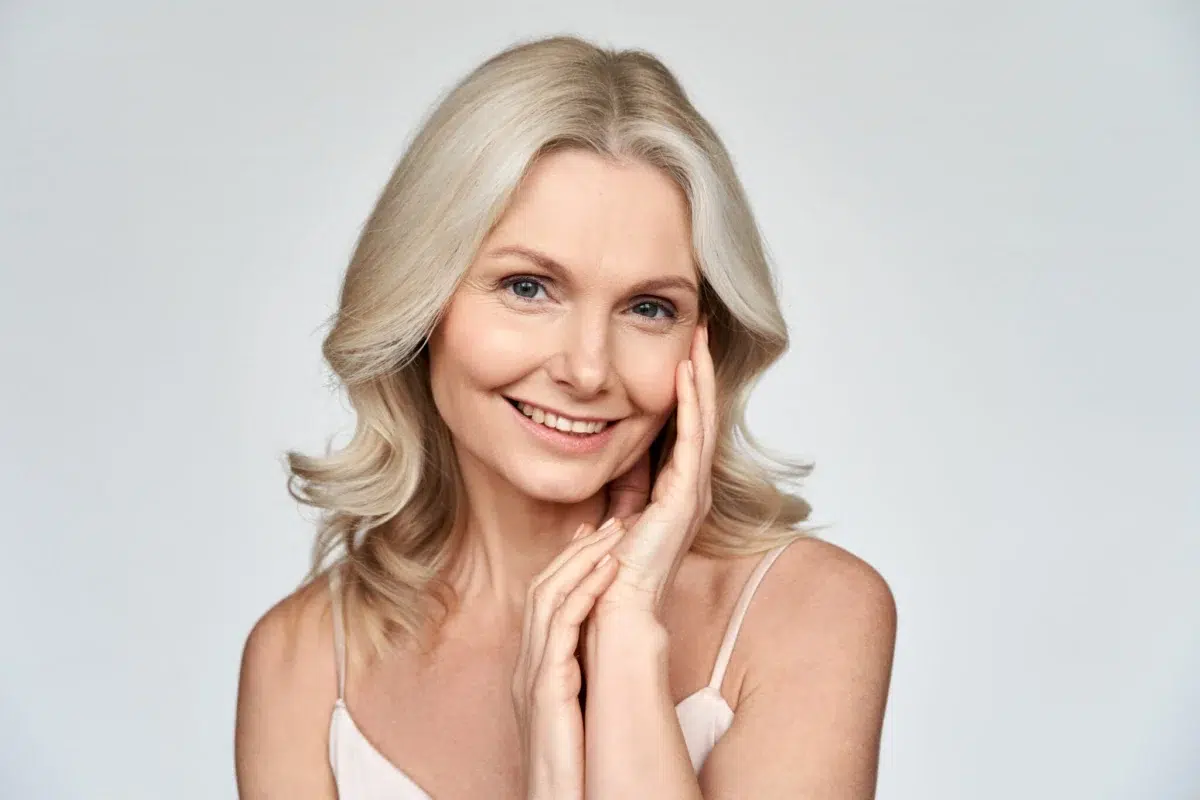 Усмихната привлекателна руса жена на около 50 години