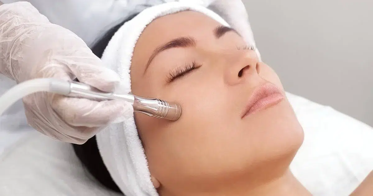 Козметолог извършва процедура за грижа за кожата на лицето