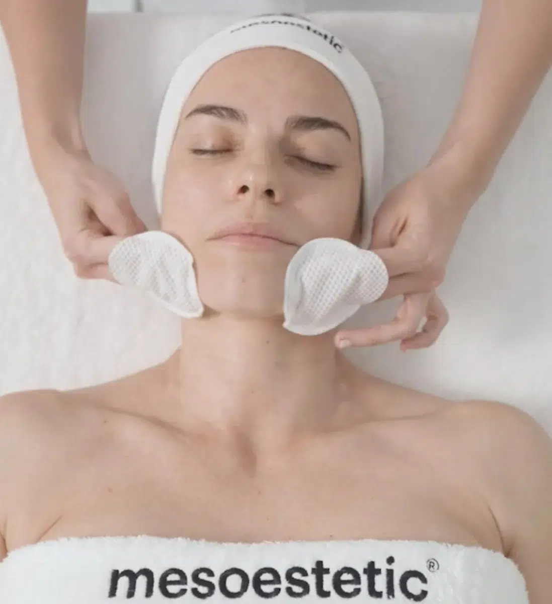 Козметолог извършва процедура за лице с продукти на mesoestetic