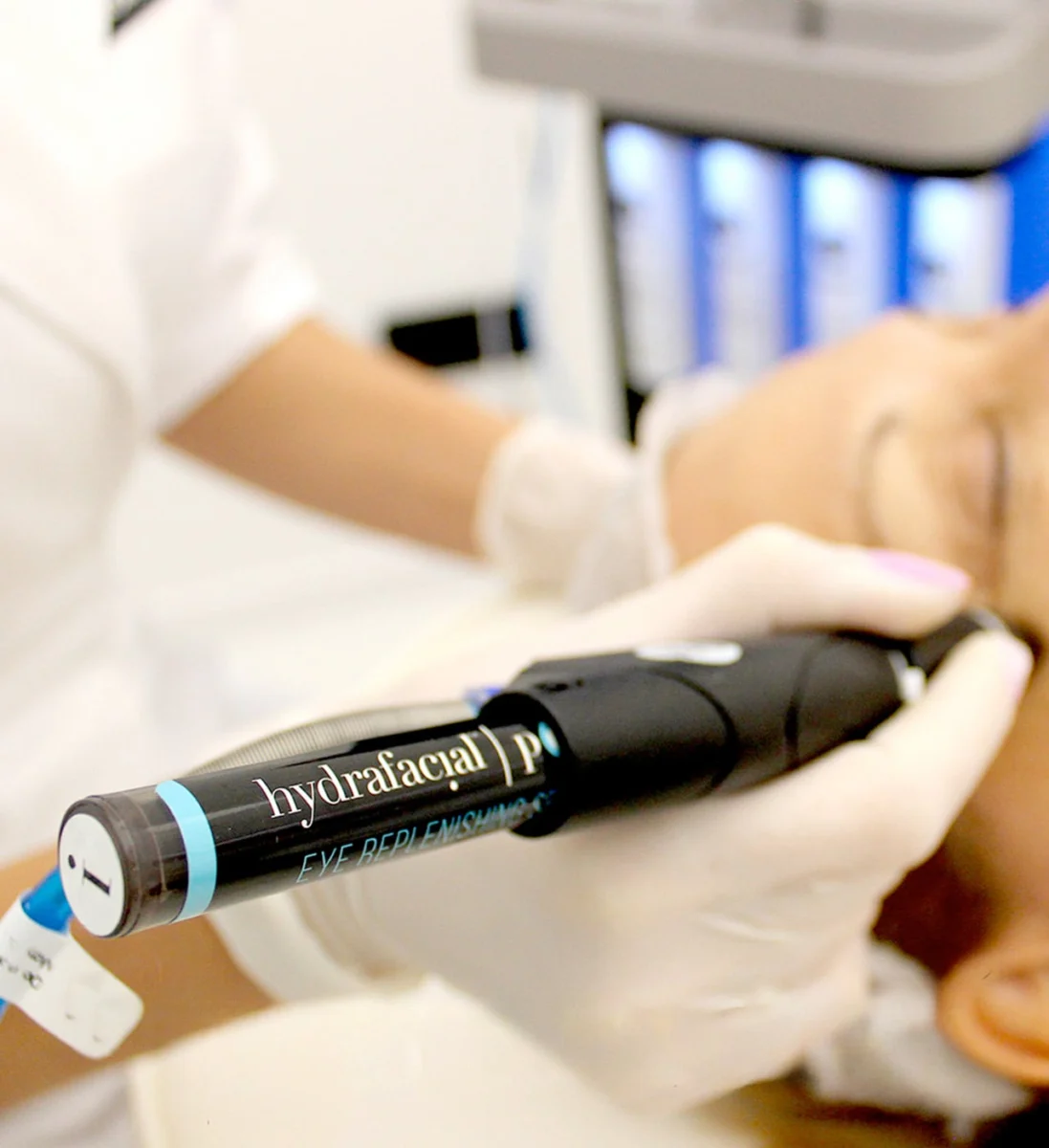 Козметолог извършва процедура с продукт Hydrafacial Perk Eye на клиентка