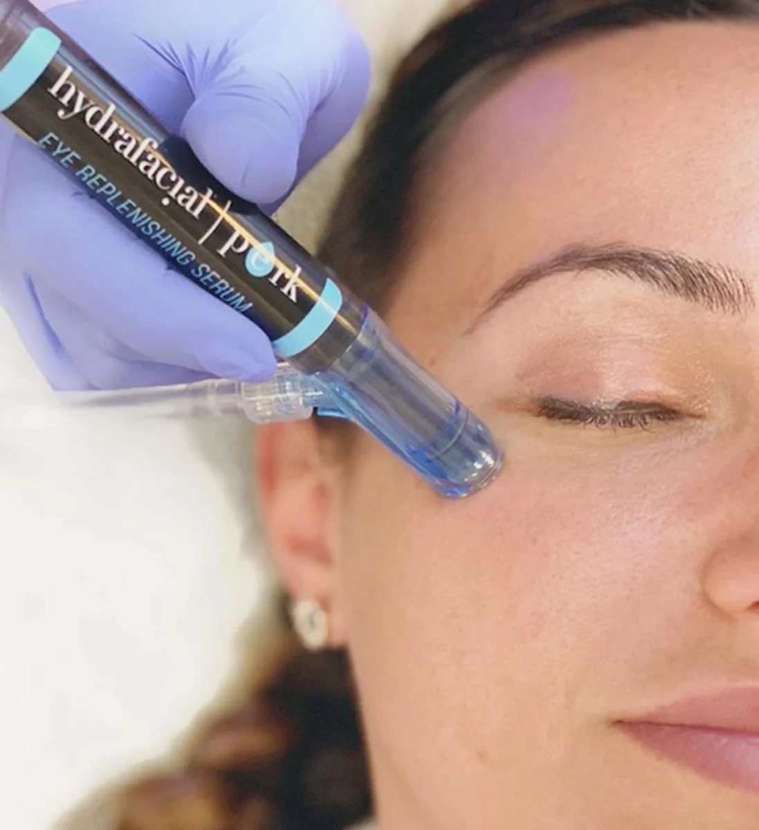 Козметолог нанася серум Hydrafacial Perk около окото на клиентка