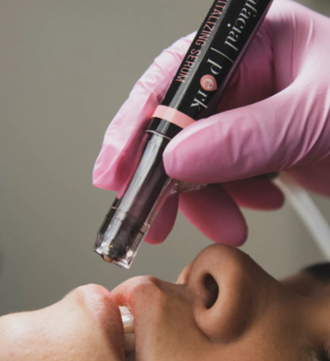 Козметолог нанася серум за устни Hydrafacial Perk Lip