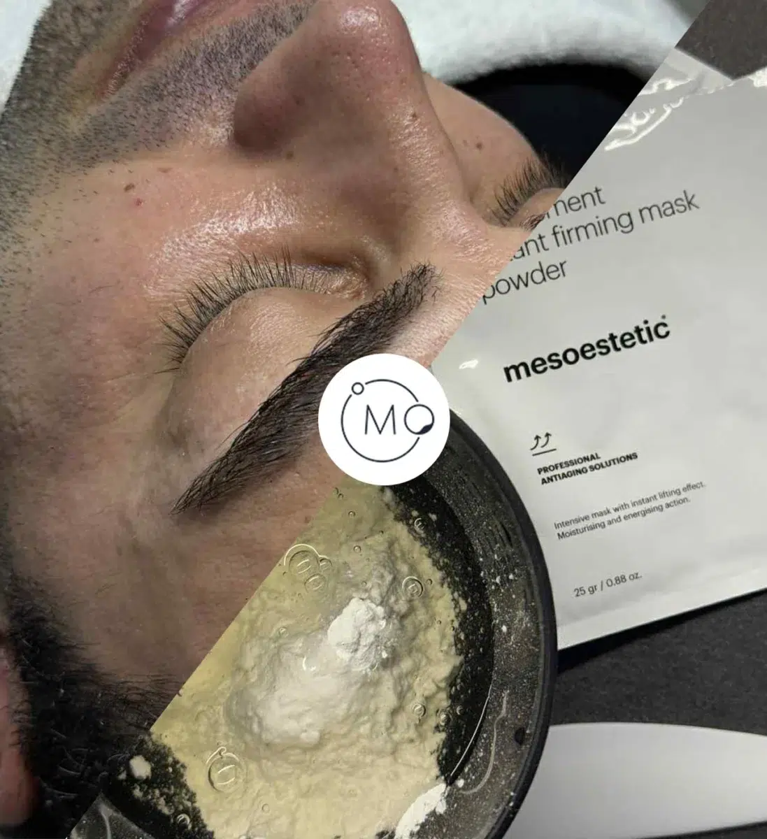 Мъж с нанесена стягаща маска на лицето и логото на mesoestetic