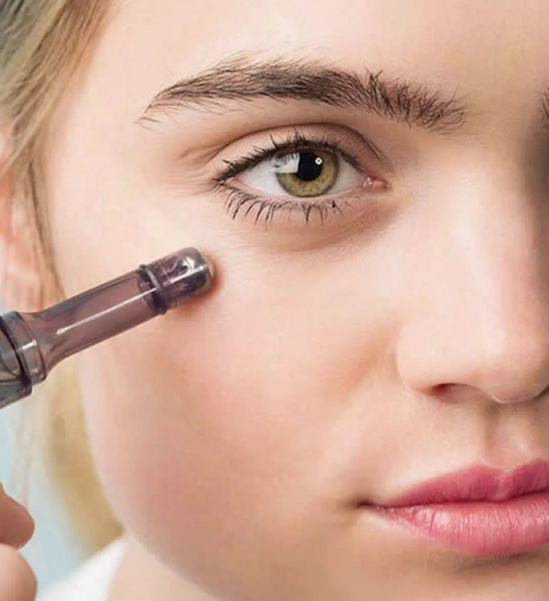 Отблизо око на жена по време на процедура с продукт Hydrafacial