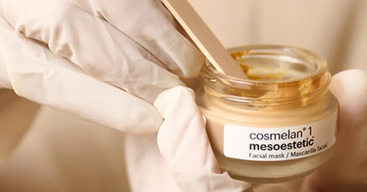 Ръка с продукт Cosmelan 1 на mesoestetic