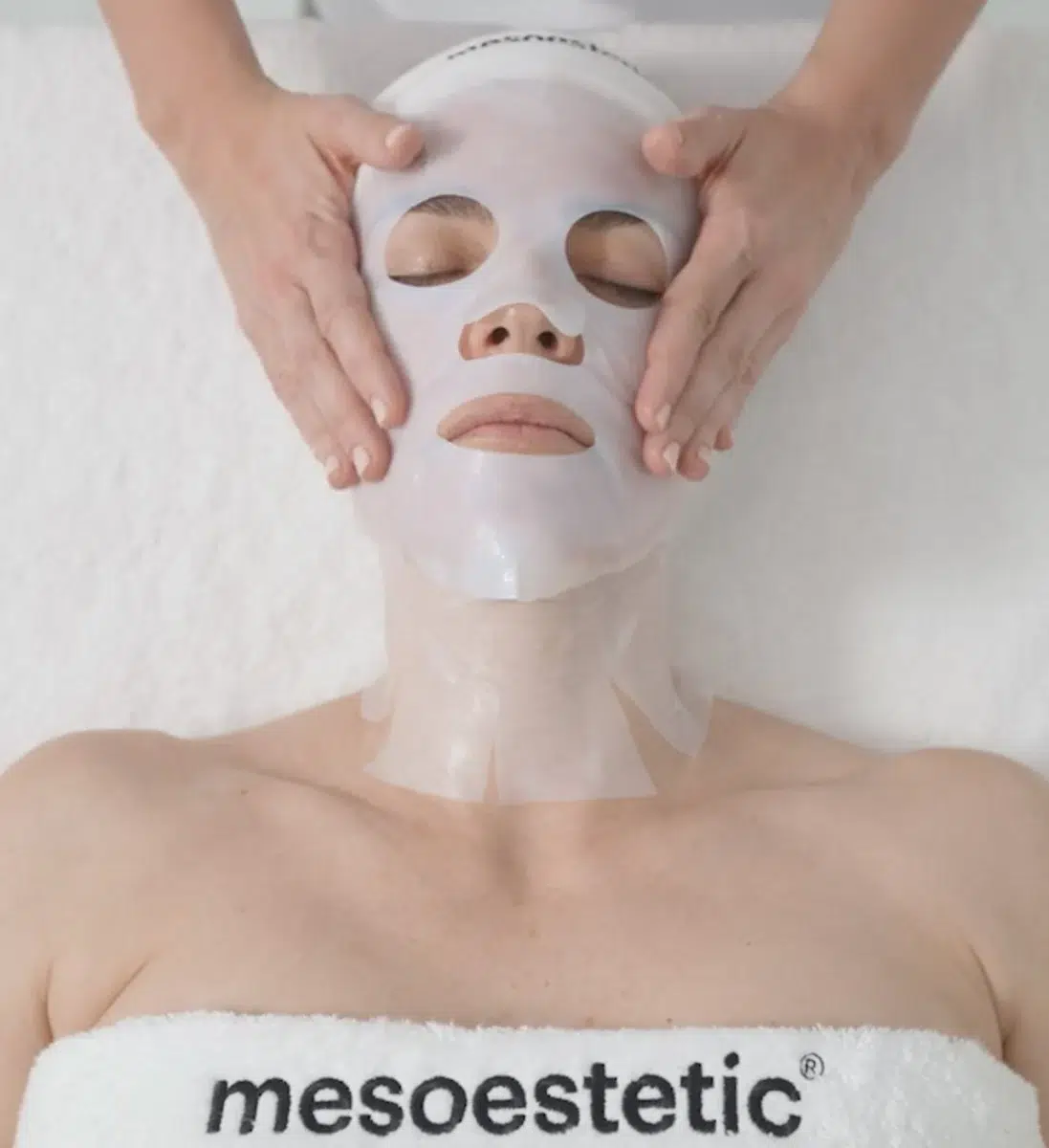 Жена с нанесена листова маска на лицето от mesoestetic