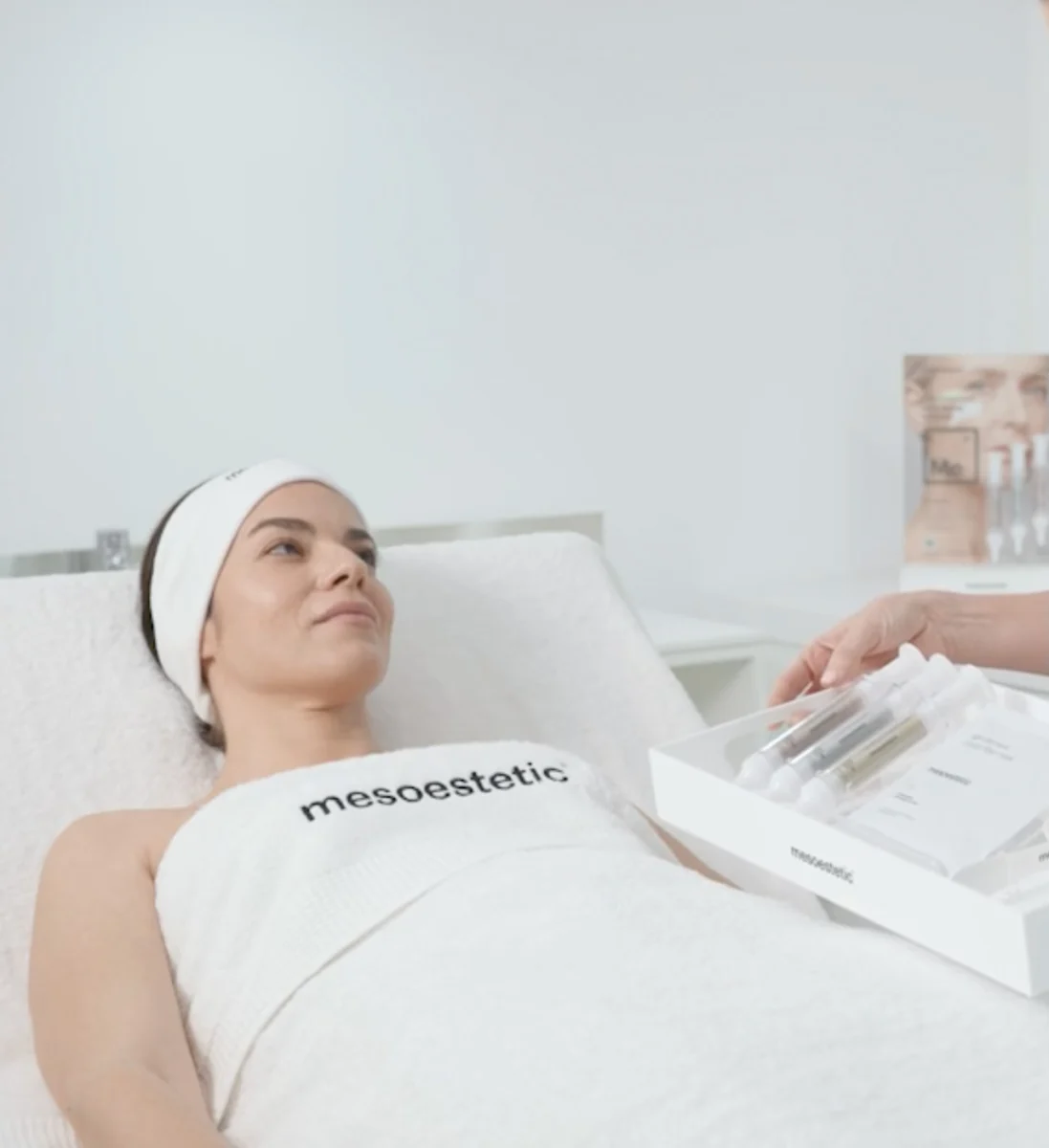 Жена по време на процедура за лице с продукти на mesoestetic