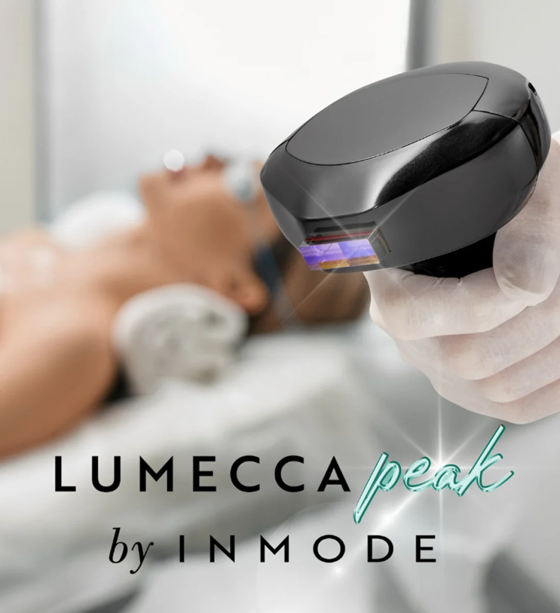 Козметолог извършва IPL терапия Lumecca Peak by InMode на клиент