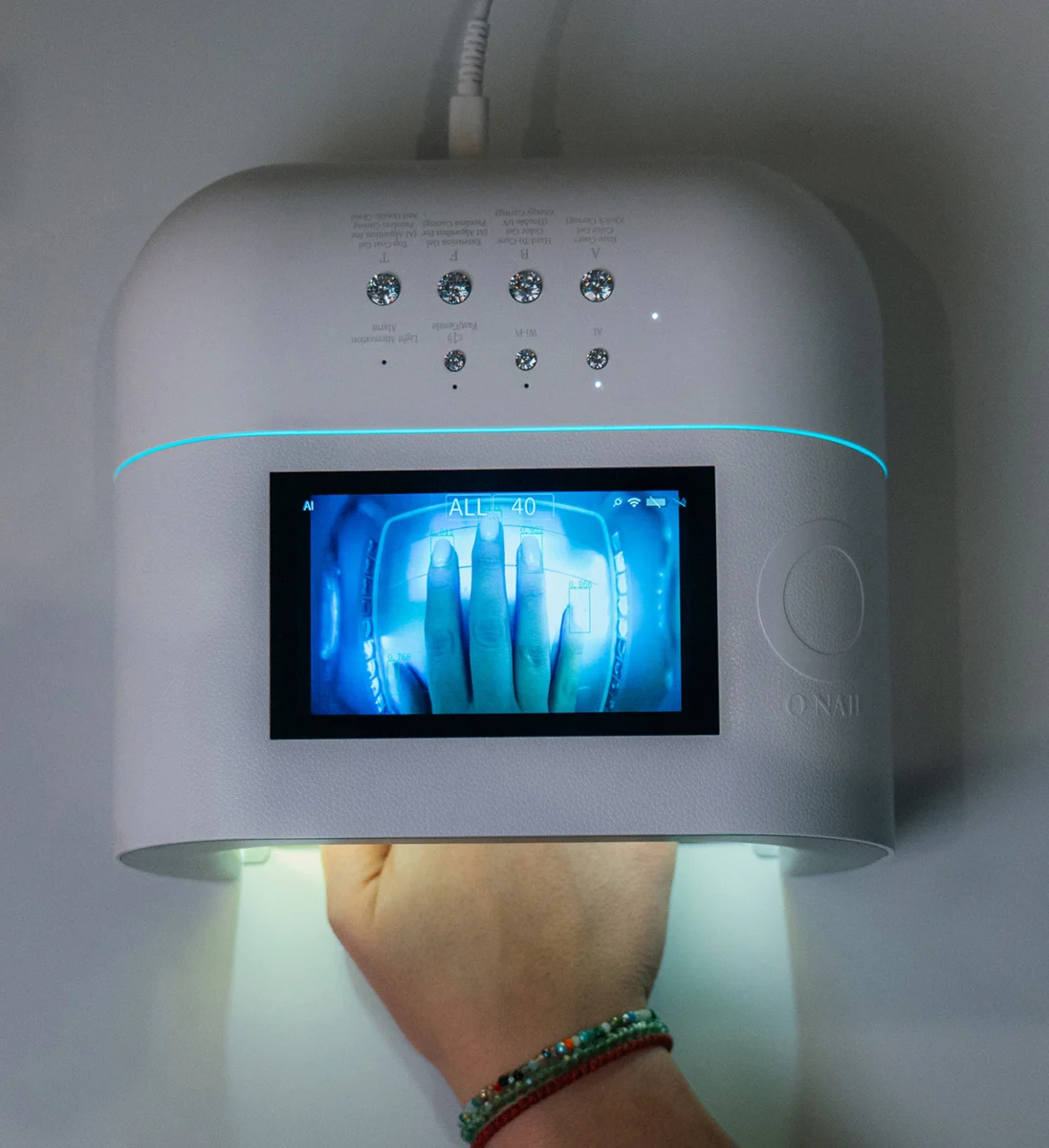Апарат за UV/LED лампа за маникюр с ръка под нея