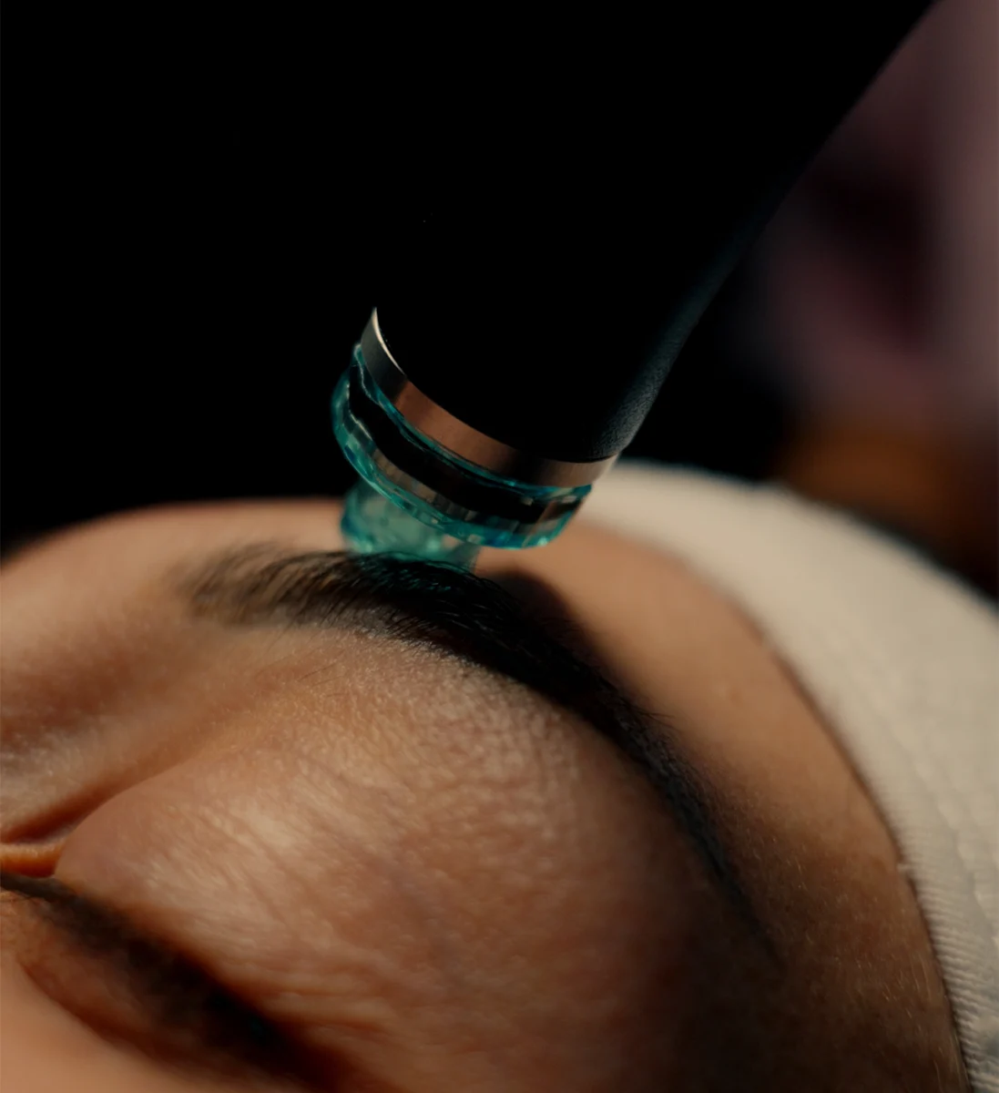 Козметолог извършва Hydrafacial процедура на челото