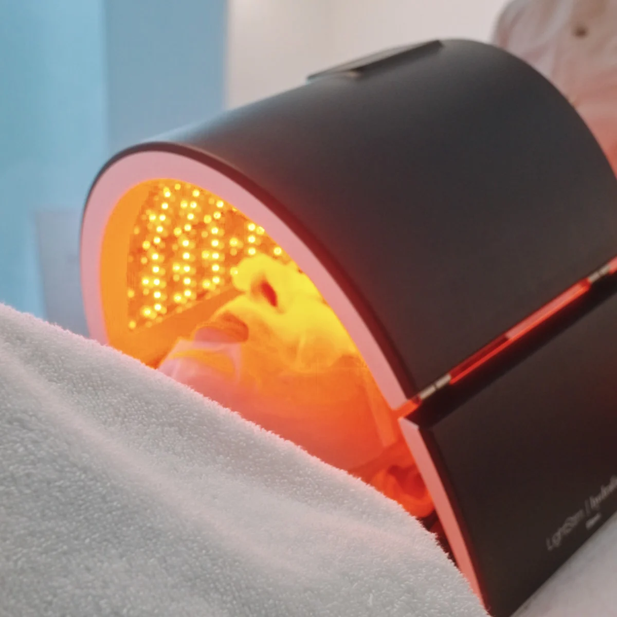 LED лампа с червена светлина.