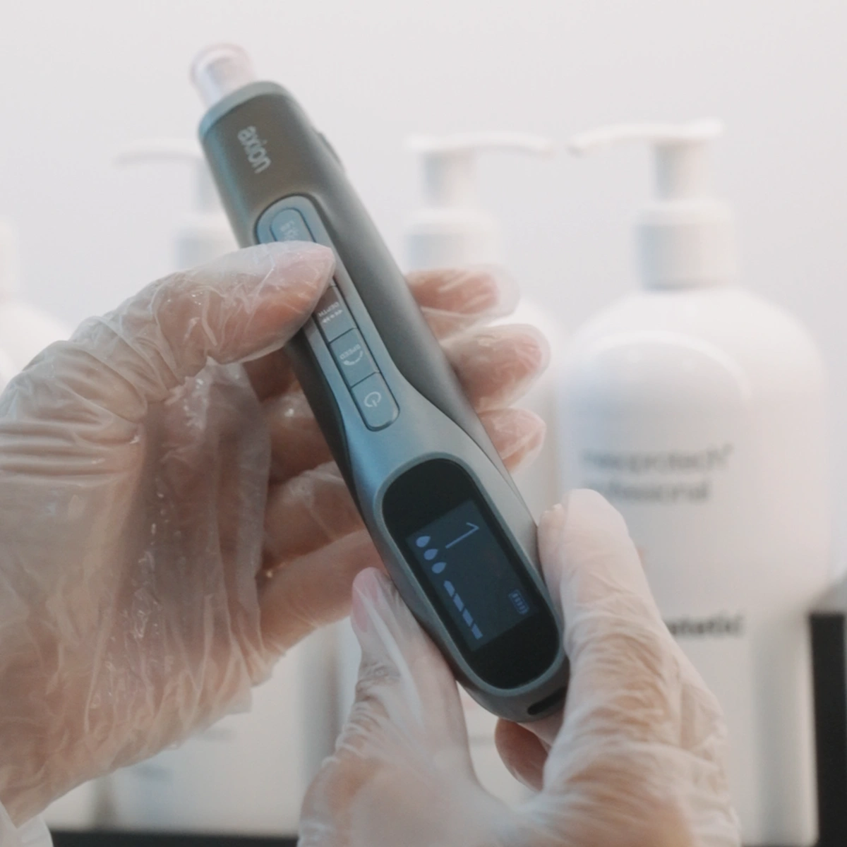 Специалист държи мезоинжектор пред продукти на mesoestetic
